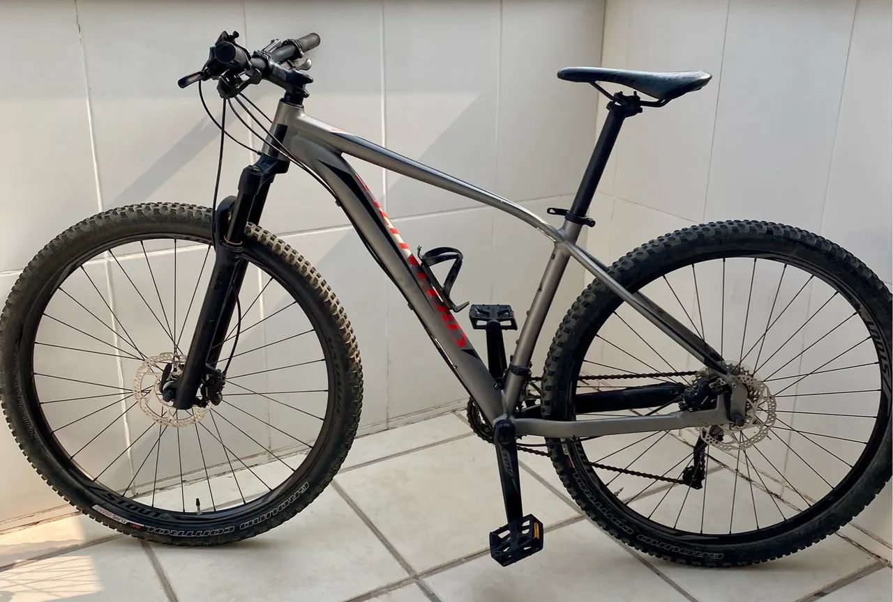 BICICLETA SPECIALIZED ROCKHOPPER 2018 AROS 29 OTIMO ESTADO  - Foto 3