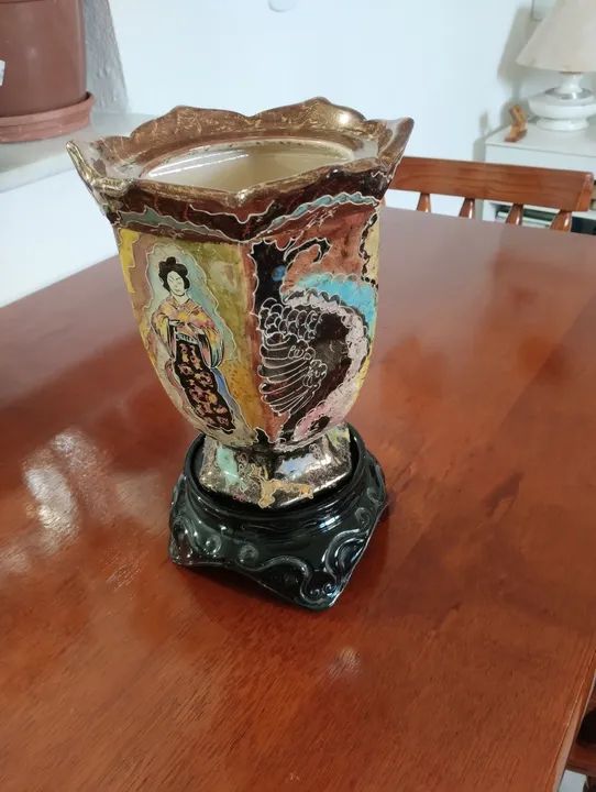 Vaso de cerâmica oriental antigo