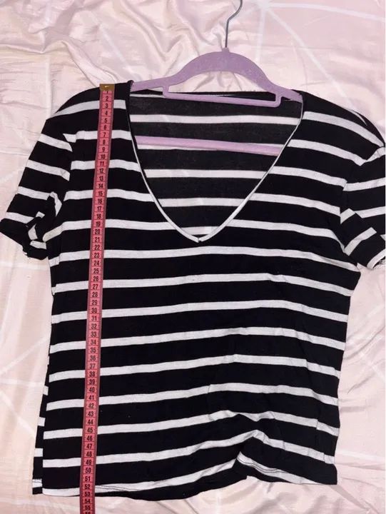 Camiseta listrada preta e branca - Foto 2