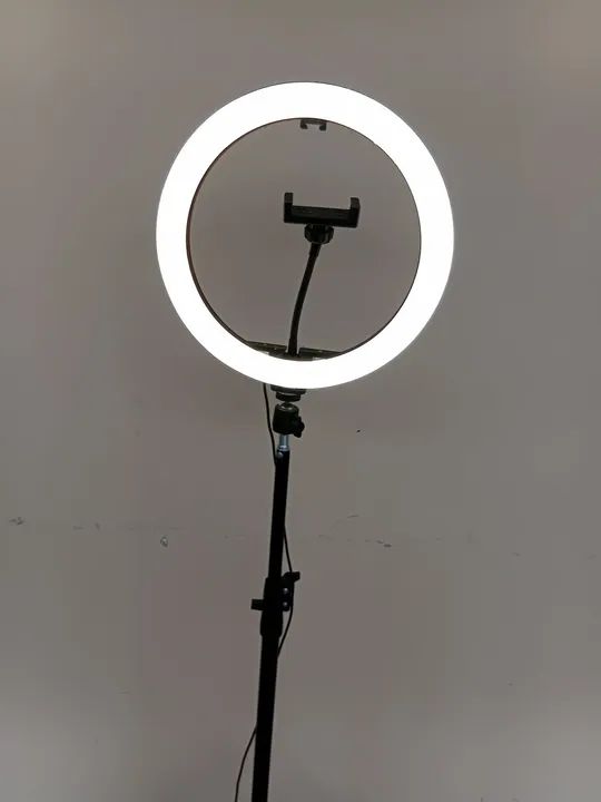 Tripé com luminária.