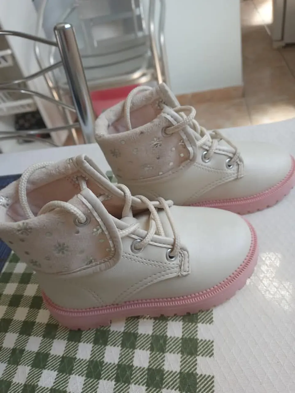 Botinhas infantis rosa e branco