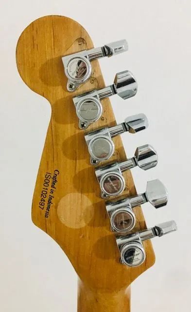 Guitarra Fender Squier Strat Bullet  - Foto 4