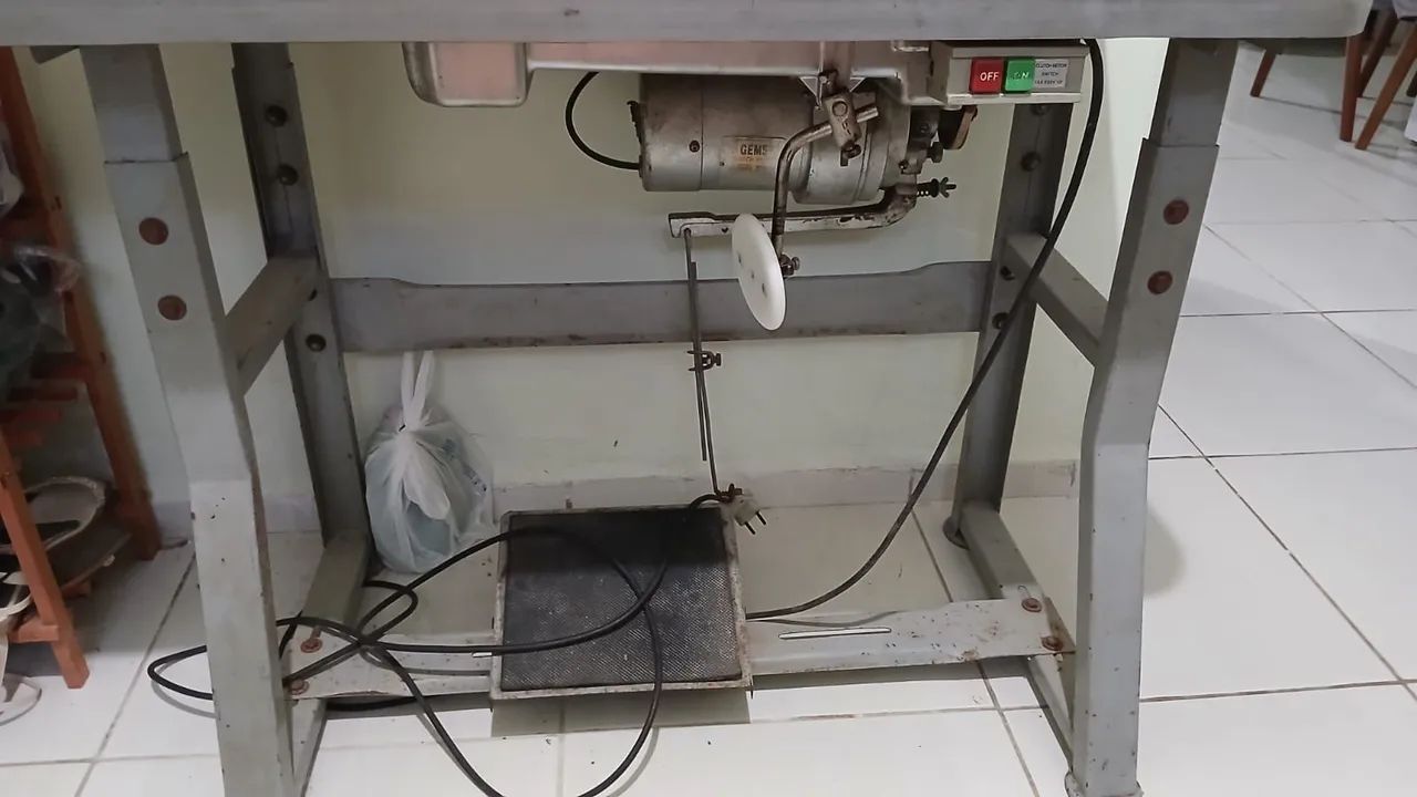 Máquina de costura industrial JIN SHI com mesa64840794235907122