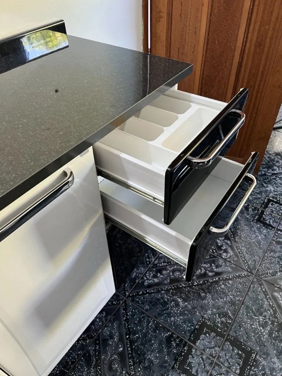 Balcao Itatiaia Branco/preto Tarsila Com Tampo 2 Portas 3 Gavetas - Foto 3