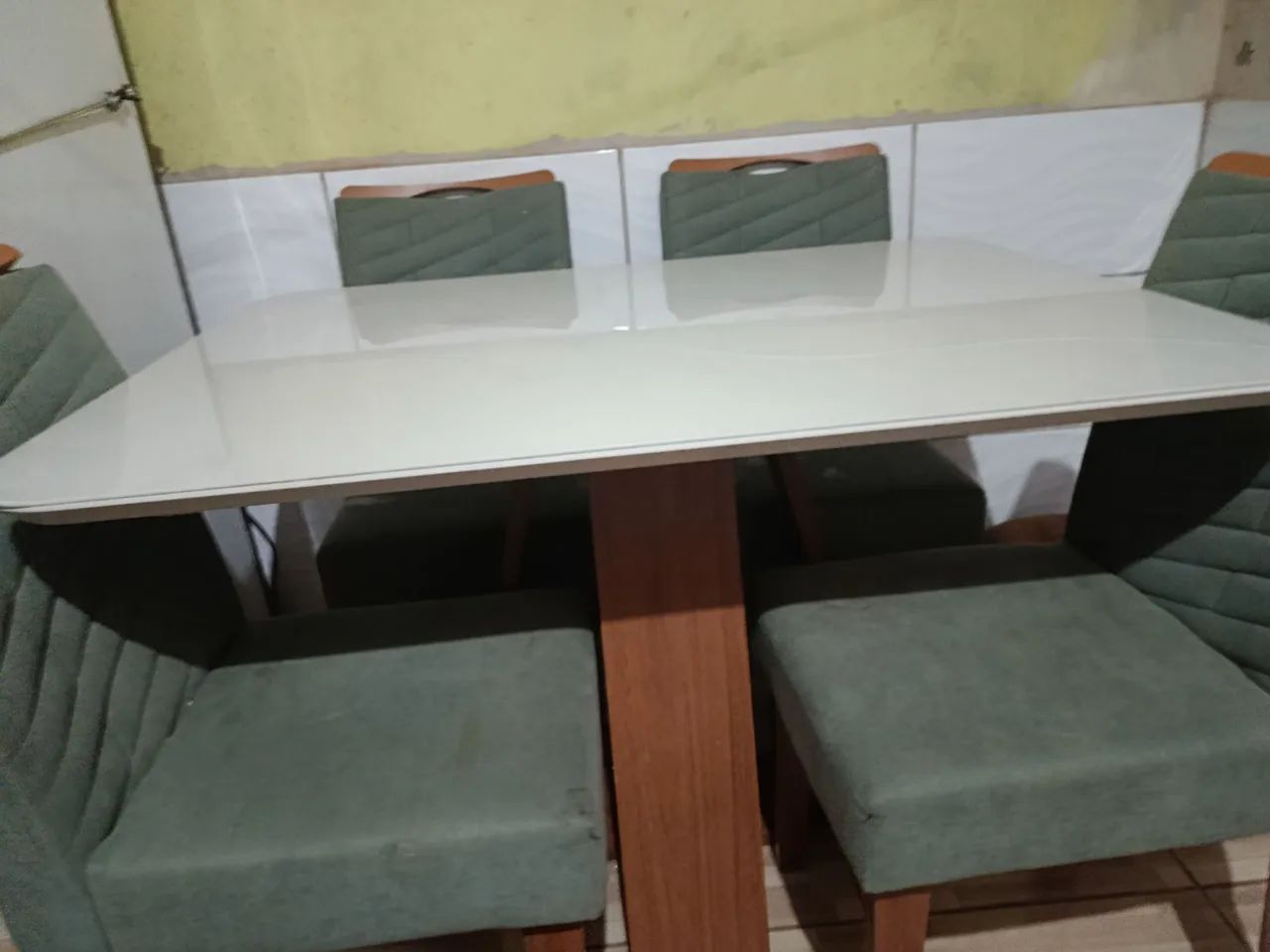 Vendo uma mesa com 4 cadeiras64962115876739122