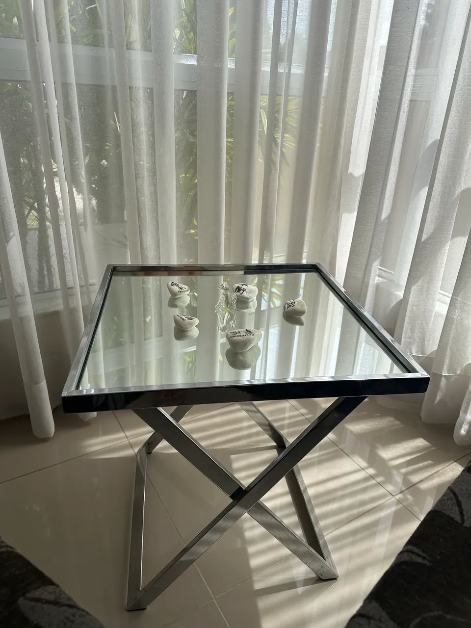 Mesa de Canto espelhada perfeita para usar com poltronas 