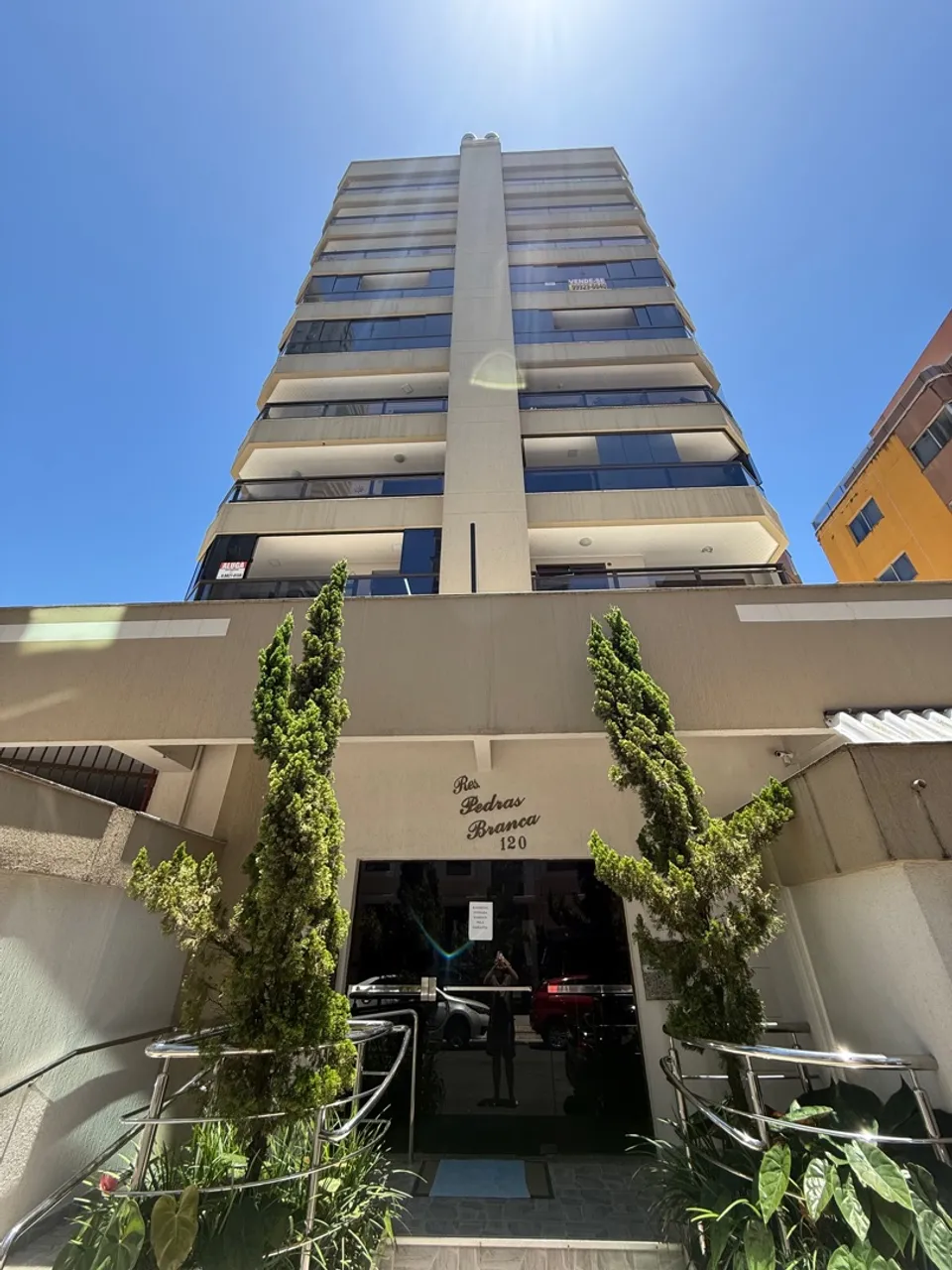 Apto Suíte mais 2 Quartos Meia Praia