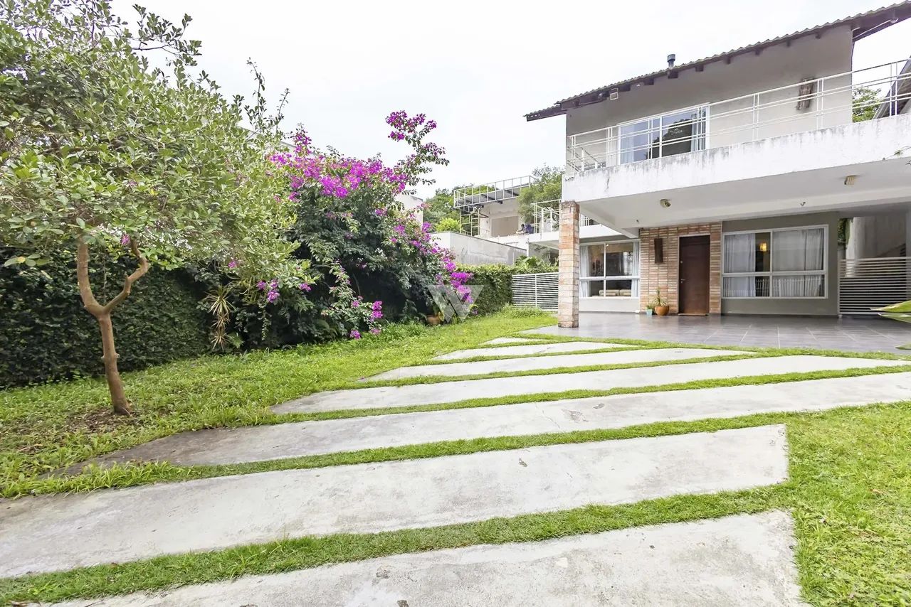 Casa no São Lourenço, vizinha ao parque, 261m, 4 qtos, 1 suite, 4 vagas, quintal, rua tran