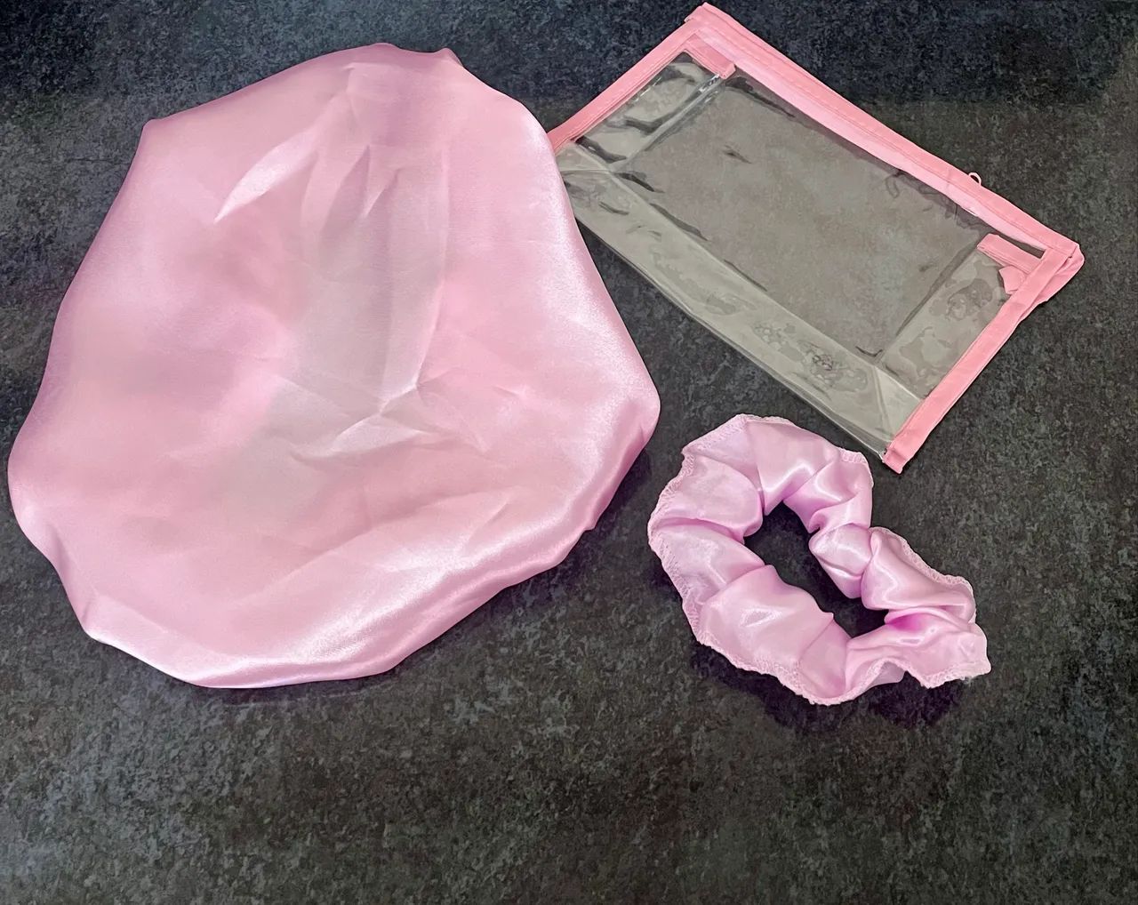 Kit Touca de Cetim + Scrunchie + Nécessaire - Lembrança perfeita para presente