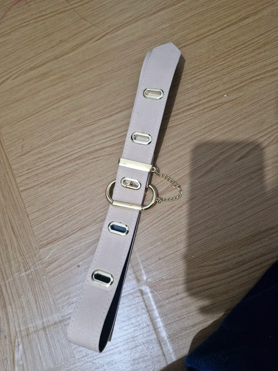 Cinto Feminino Elegante com Detalhes Dourados