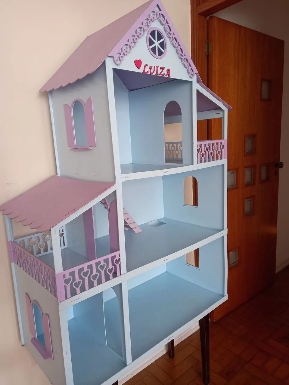Casinha da barbie em mdf com luz de led em perfeito estado de