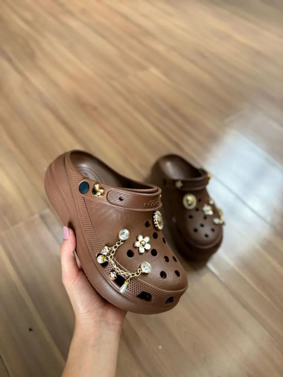 Sandália Crocs Preta marrom com Pedrarias bottons removíveis   34 ao 39.  - Foto 2
