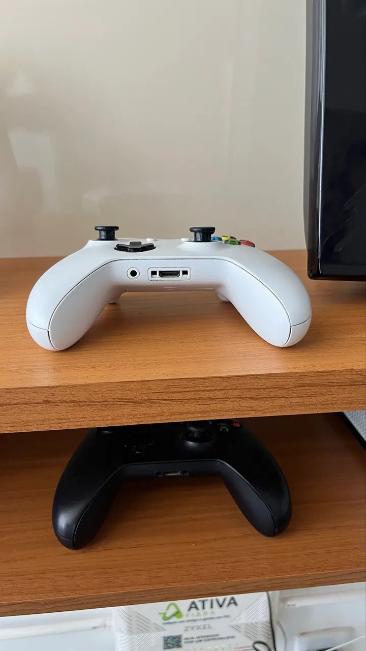 Xbox one s 1tb 2 controles - Foto 3