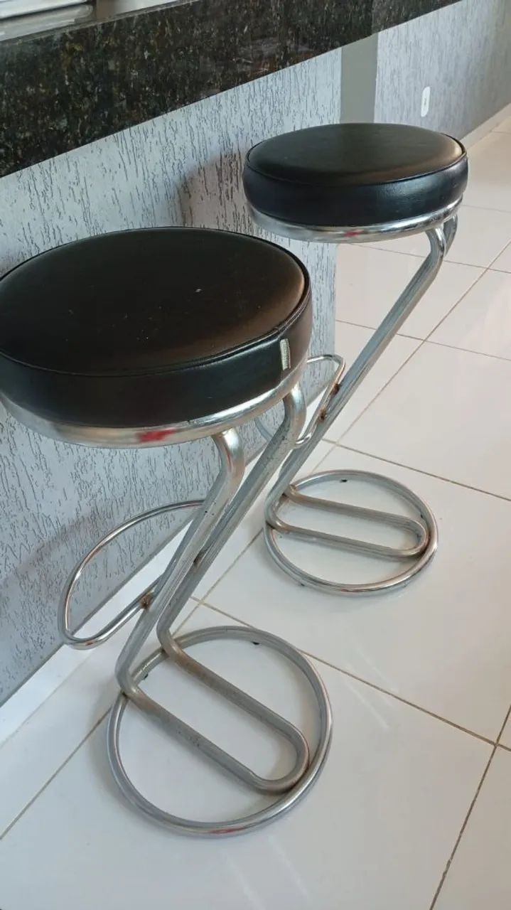 Duas banquetas com assentos revestidos em couro compradas na loja Tok Stok - Foto 3