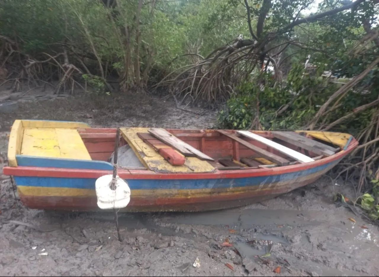 Barco de madeira, ideal para pescaria!