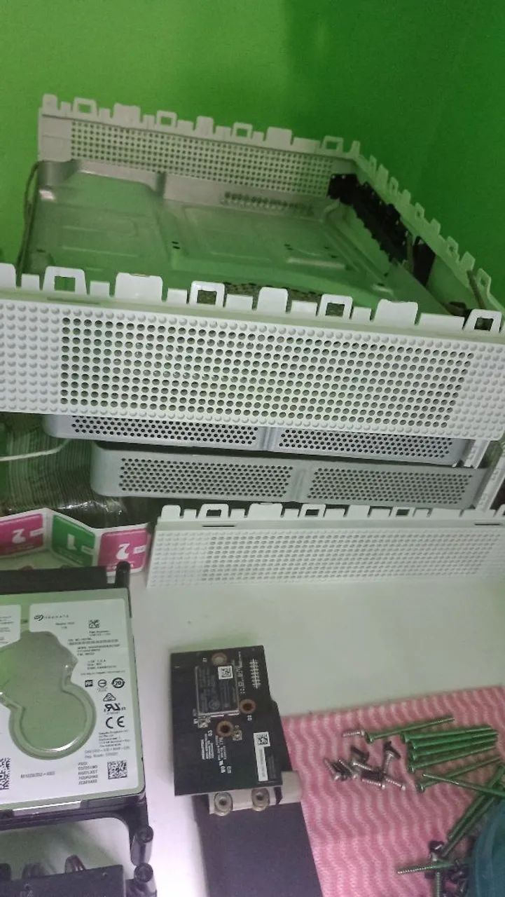 Xbox One S (2 unidades para peças ou manutenção)