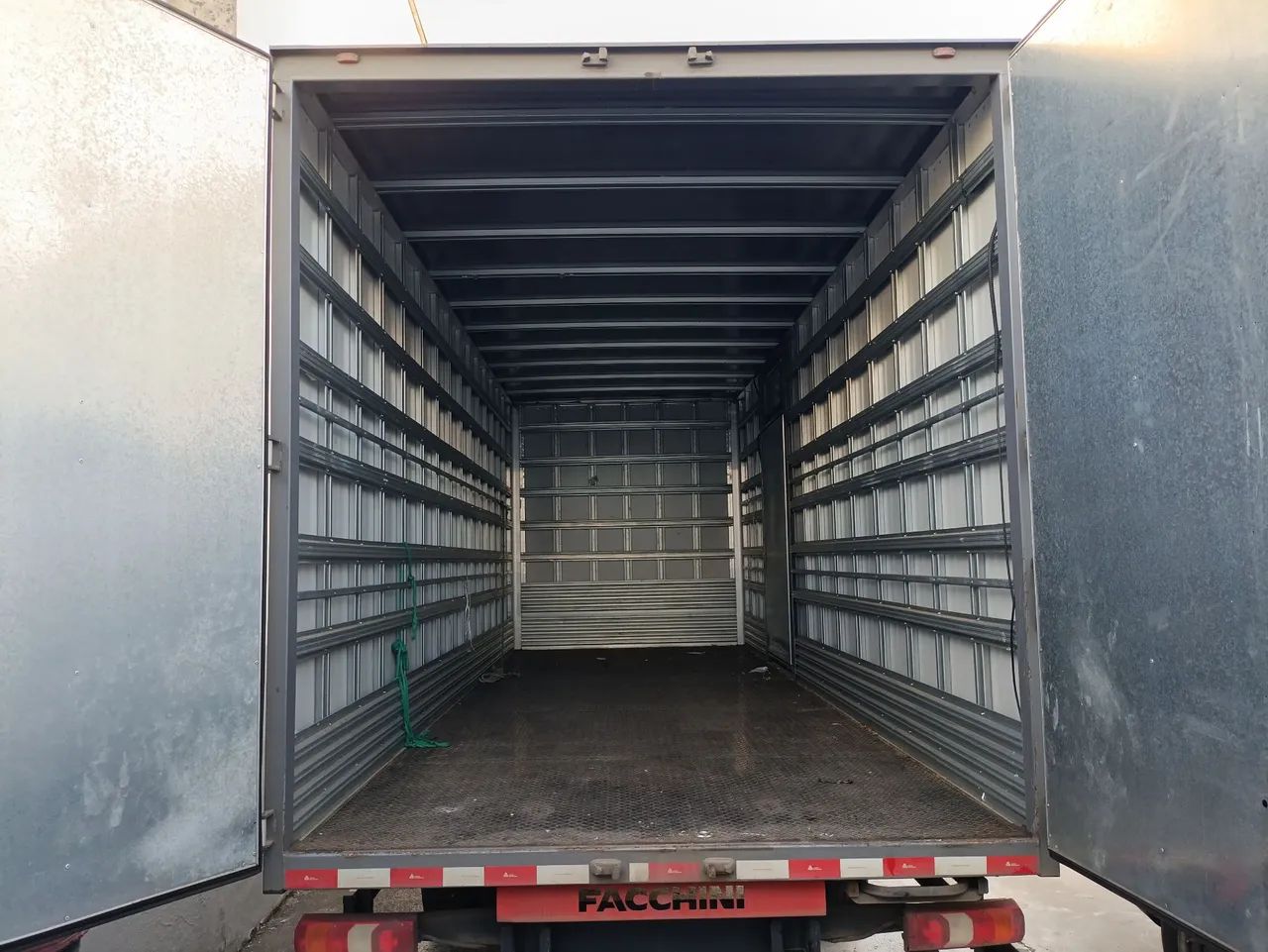 Caminhão Mercedes-Benz Accelo 1016 2022 Bau  - Foto 4