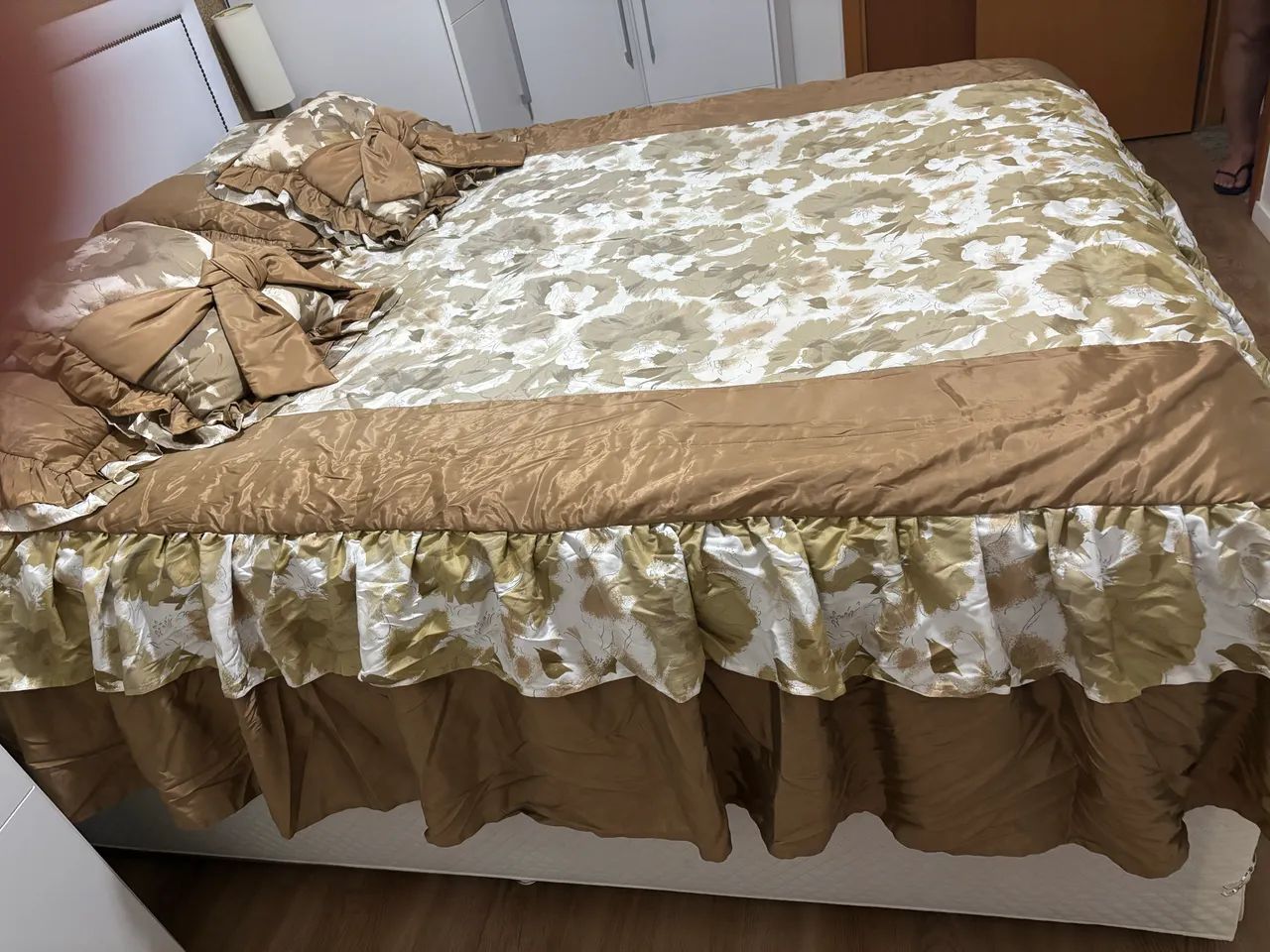 Colcha com Babado Capa Travesseiro e Almofadas