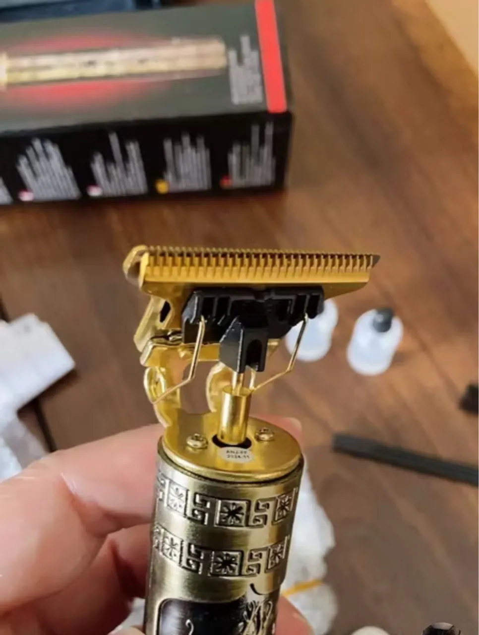Máquina de Corte de Cabelo Profissional Dourada