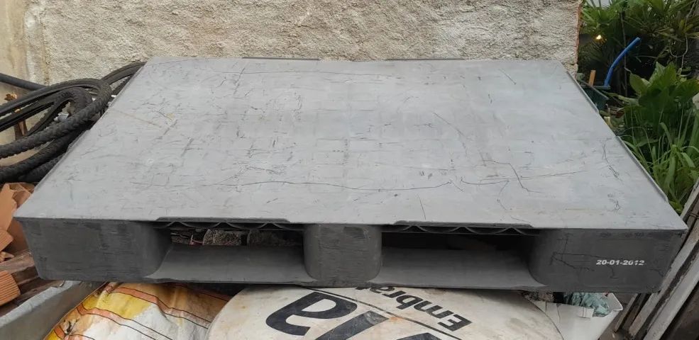 Pallet Plástico Grande Com Base Com Pés - Preto Liso (120 cm X 80 cm) - Foto 3