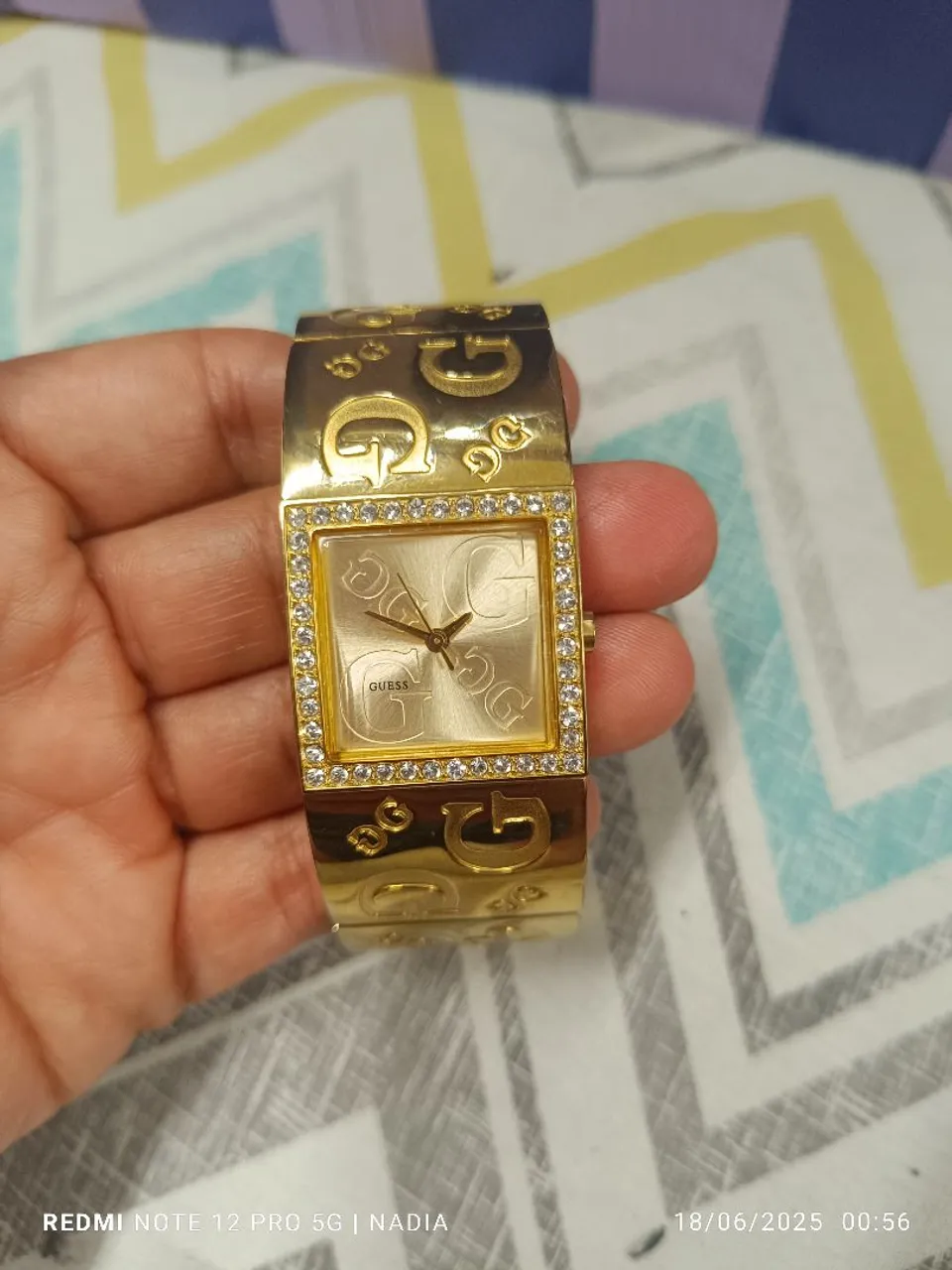 Relógio Guess Dourado com Detalhes em Strass