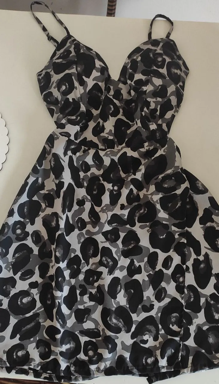 Vestido com bojo e alças reguláveis