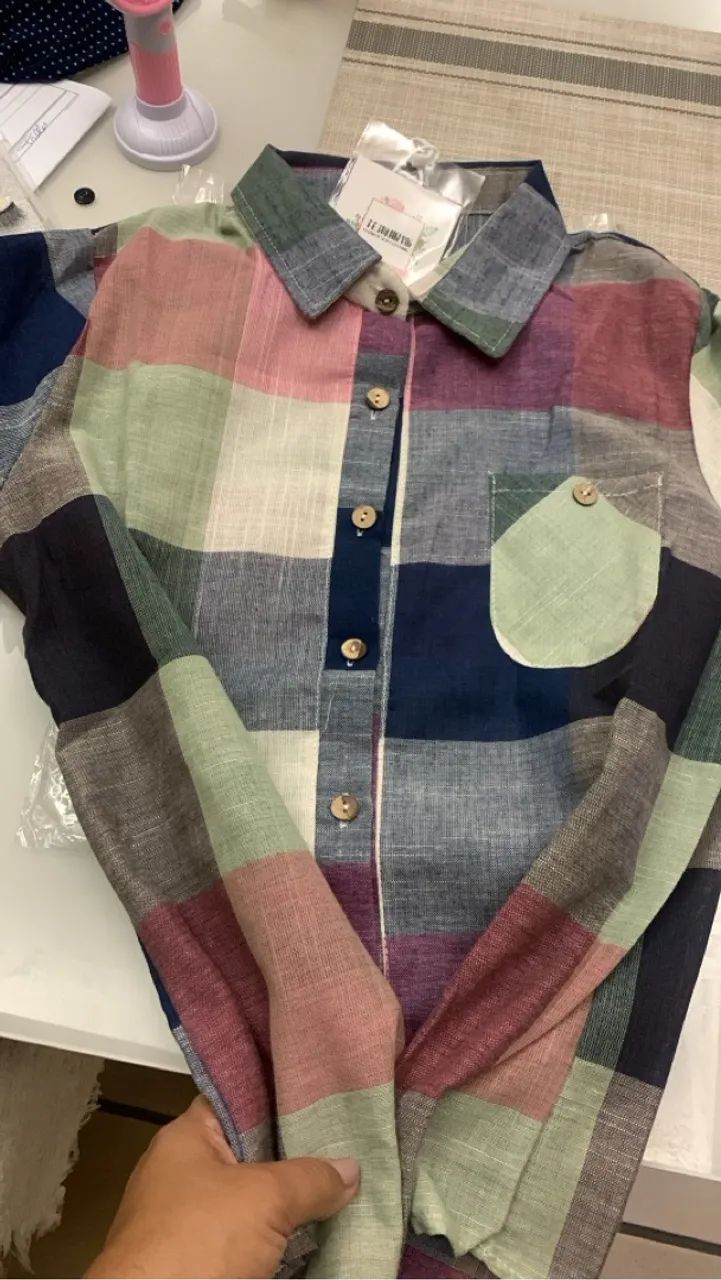 Linda camisa xadrez diferente moderno