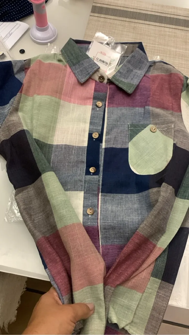 Linda camisa xadrez diferente moderno