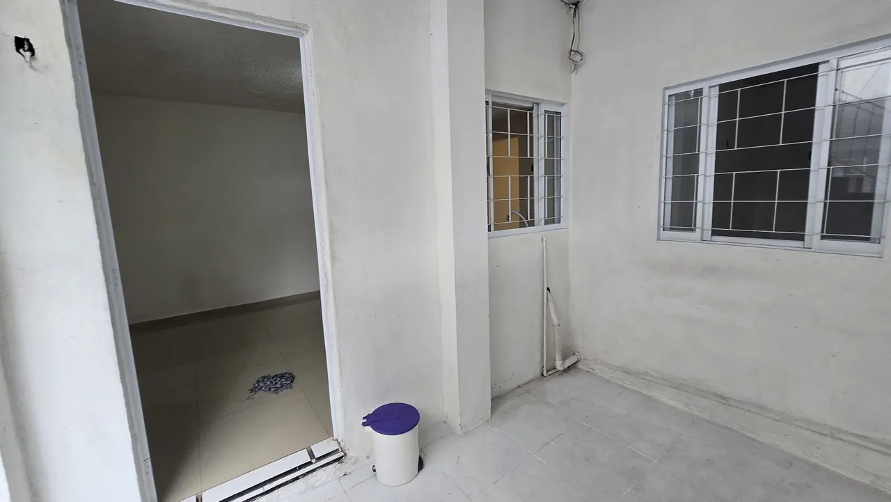 Quarto para alugar em local arejado, próximo a estação de ônibus.
