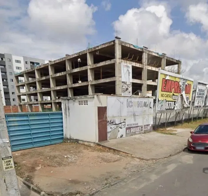 4.800m2 de terreno com esqueleto de obra em frente às 3 ruas dos Bancários