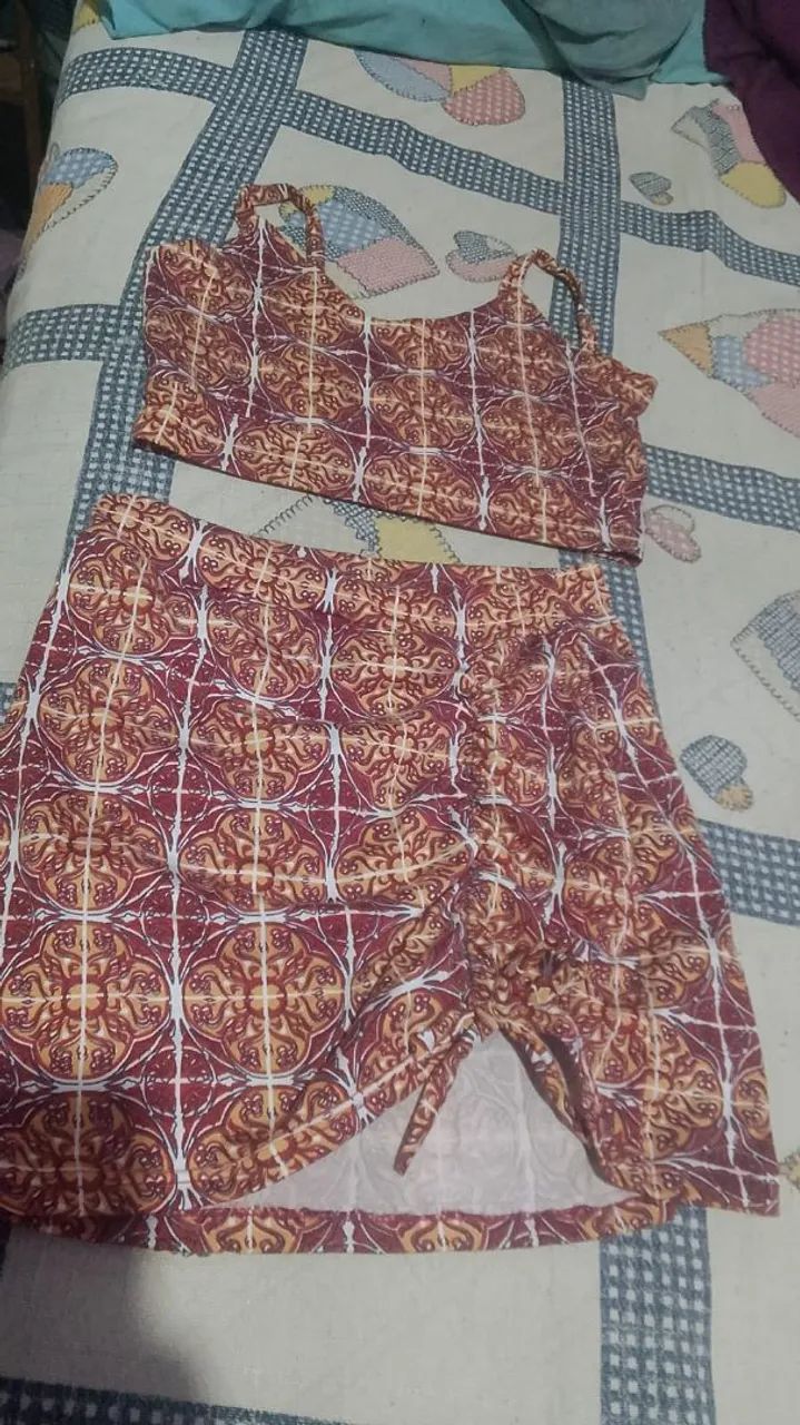 Conjunto Top Cropped e Saia Estampado