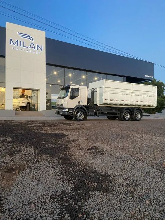 VOLVO VM 330 6X4 ROLLON OFF CAÇAMBA AGRICOLA - Foto 2