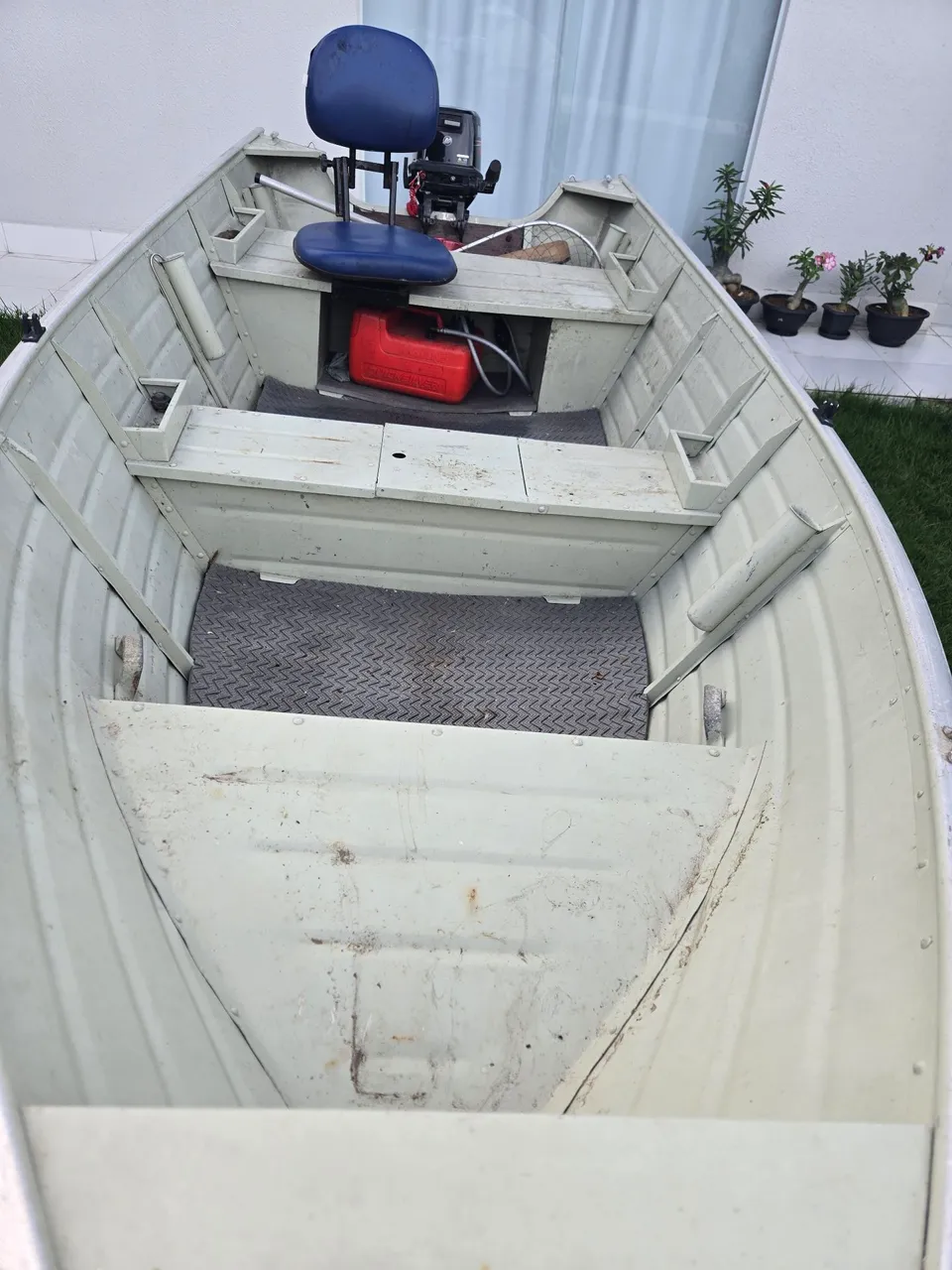 Barco de alumínio, motor e reboque emplacado.