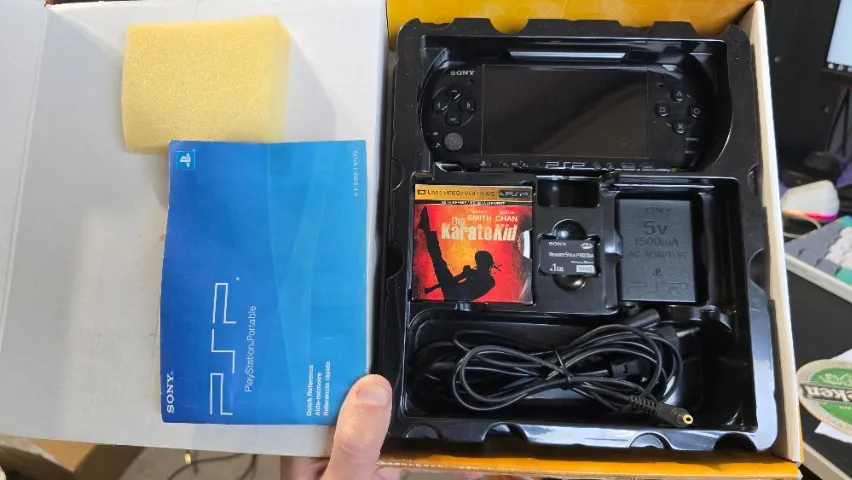 PSP 3000 destravado na caixa com UMD, fonte original, manual e Memory Stick Pro 1GB (LEIA)