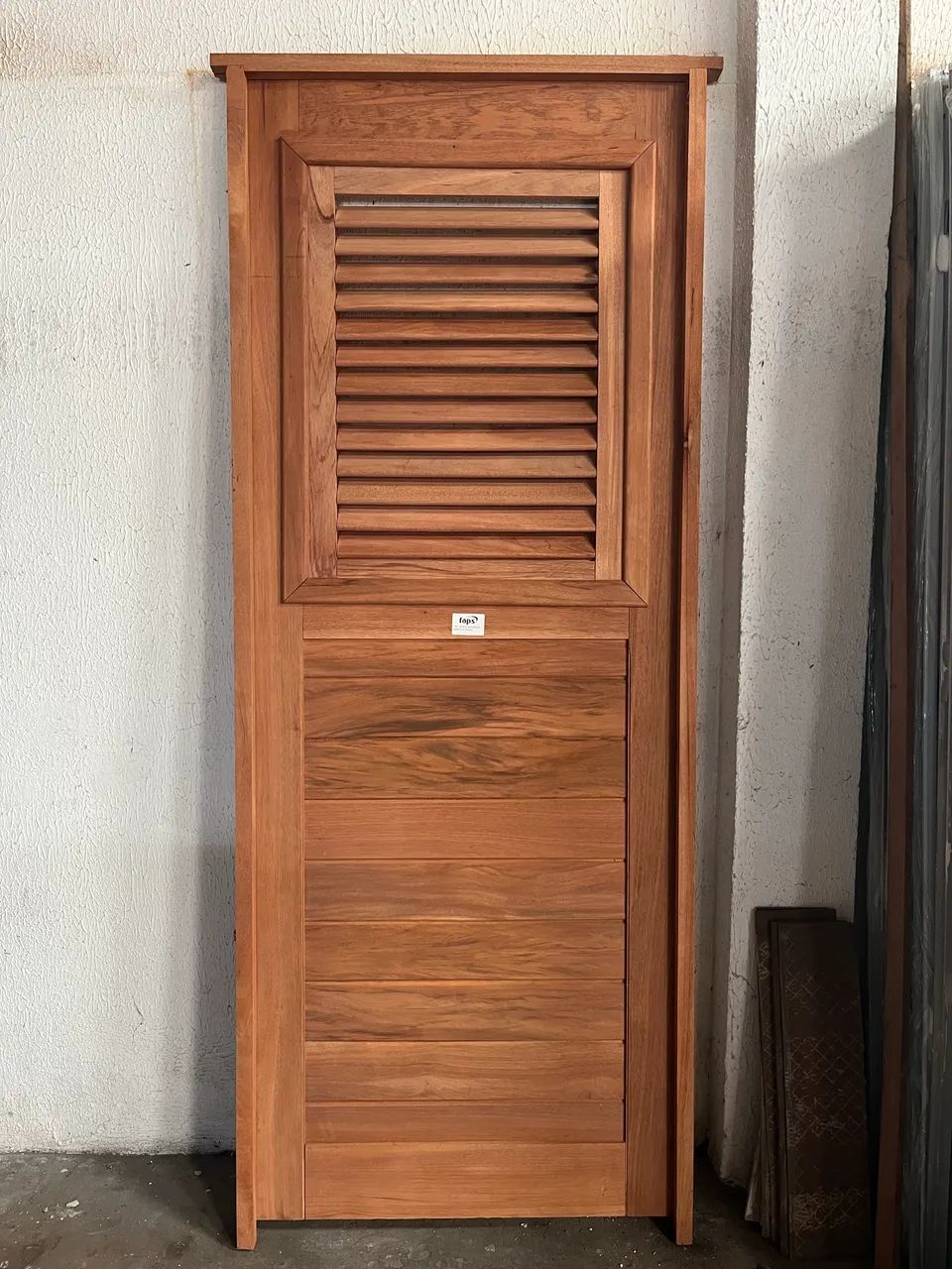 PORTA EM MADEIRA + ARO (valor à vista)