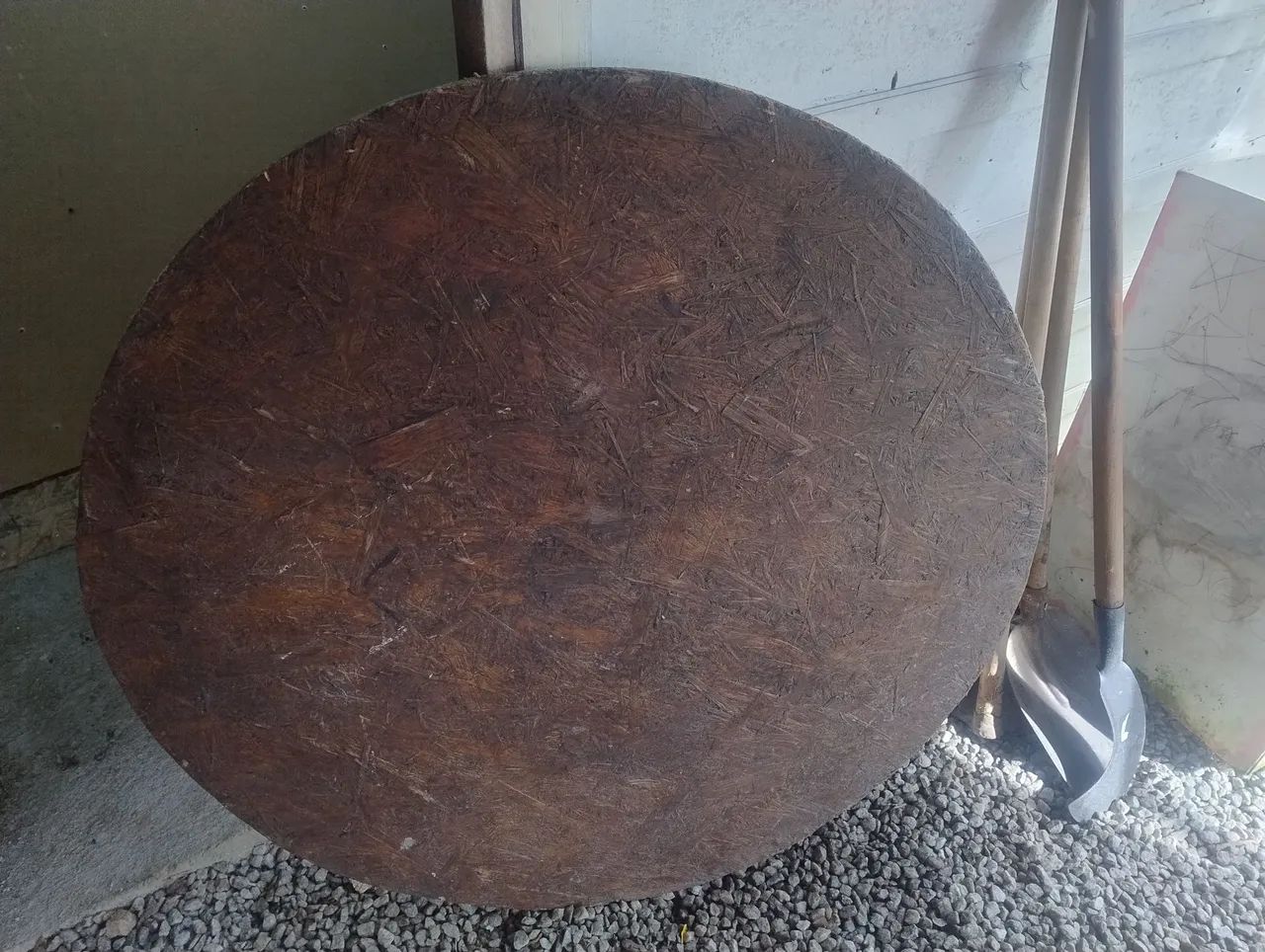 Tampo de mesa redondo em madeira