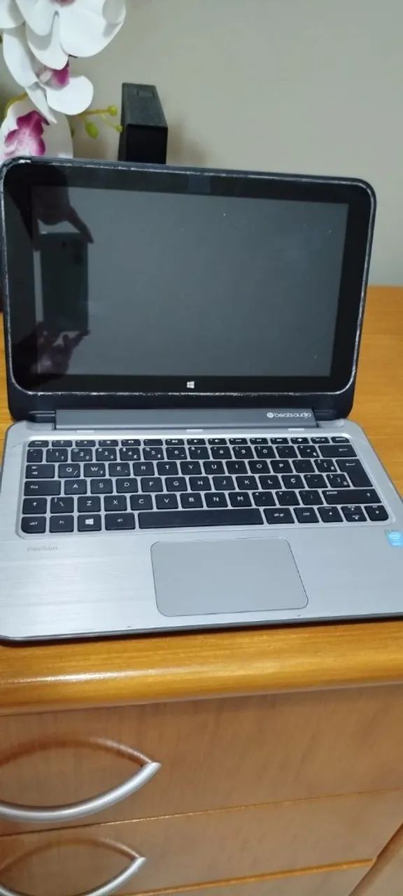 HP notebook with defective screen, it's scratched64312622465667121