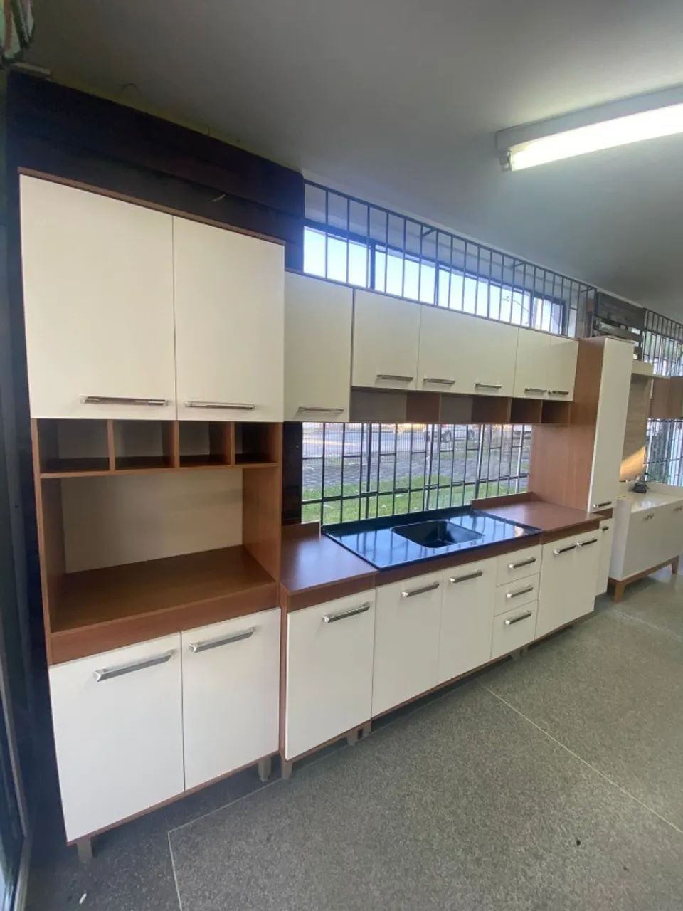 Cozinha modulada com tampo da pia