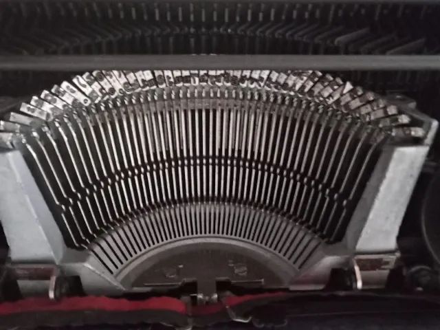Máquina de escrever manual, vintage Olivetti Lettera 25 com maleta de transporte original - Foto 3