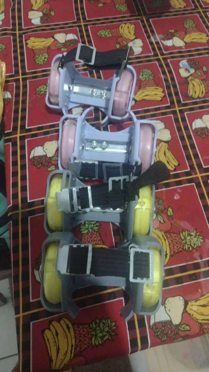Patins de rodinha para crianças - 2 pares cada 80 reais
