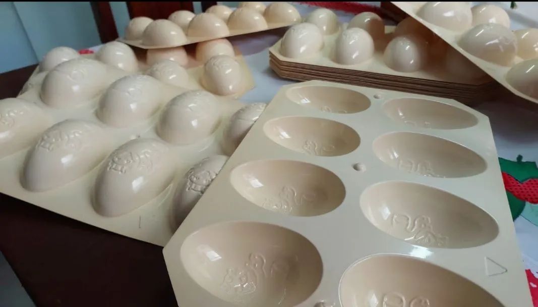 18 Formas iguais de Silicone para Ovos  de chocolate