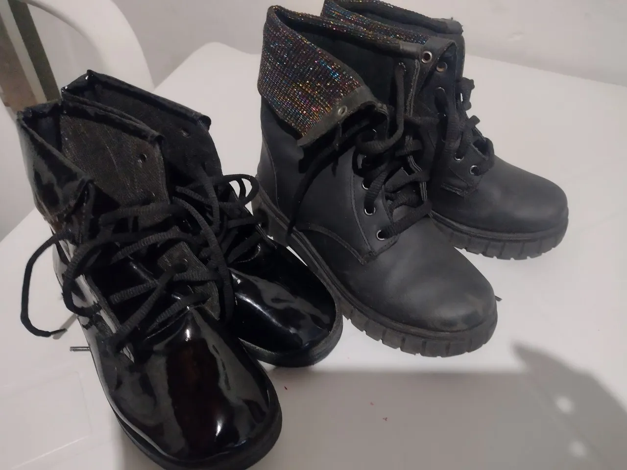 Vendo 2 Par de botas infantil uma número 31 e a outra número 33