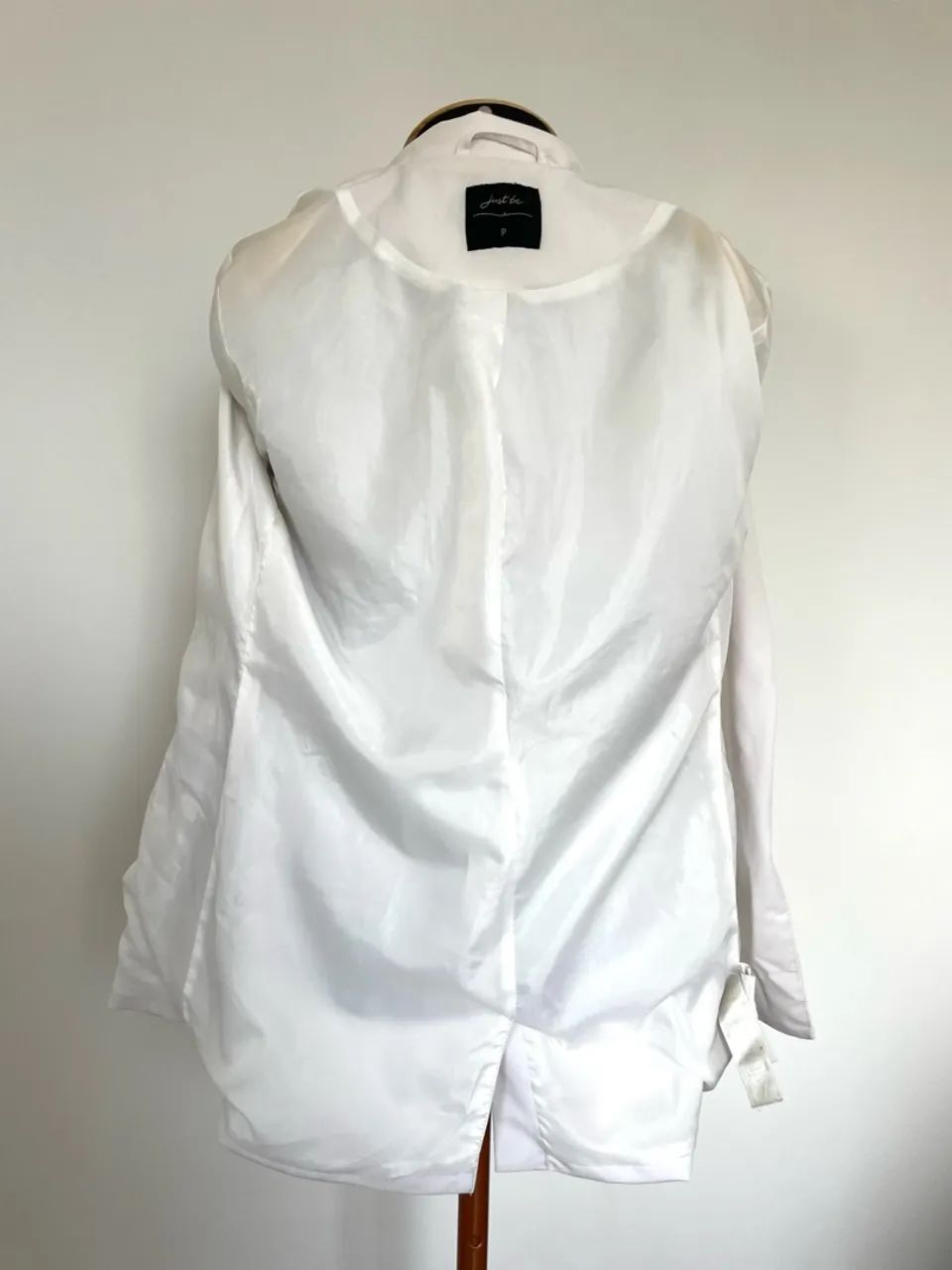 Blazer branco alongado tam  P com detalhe de mangas 3/4, Just Be - Foto 4
