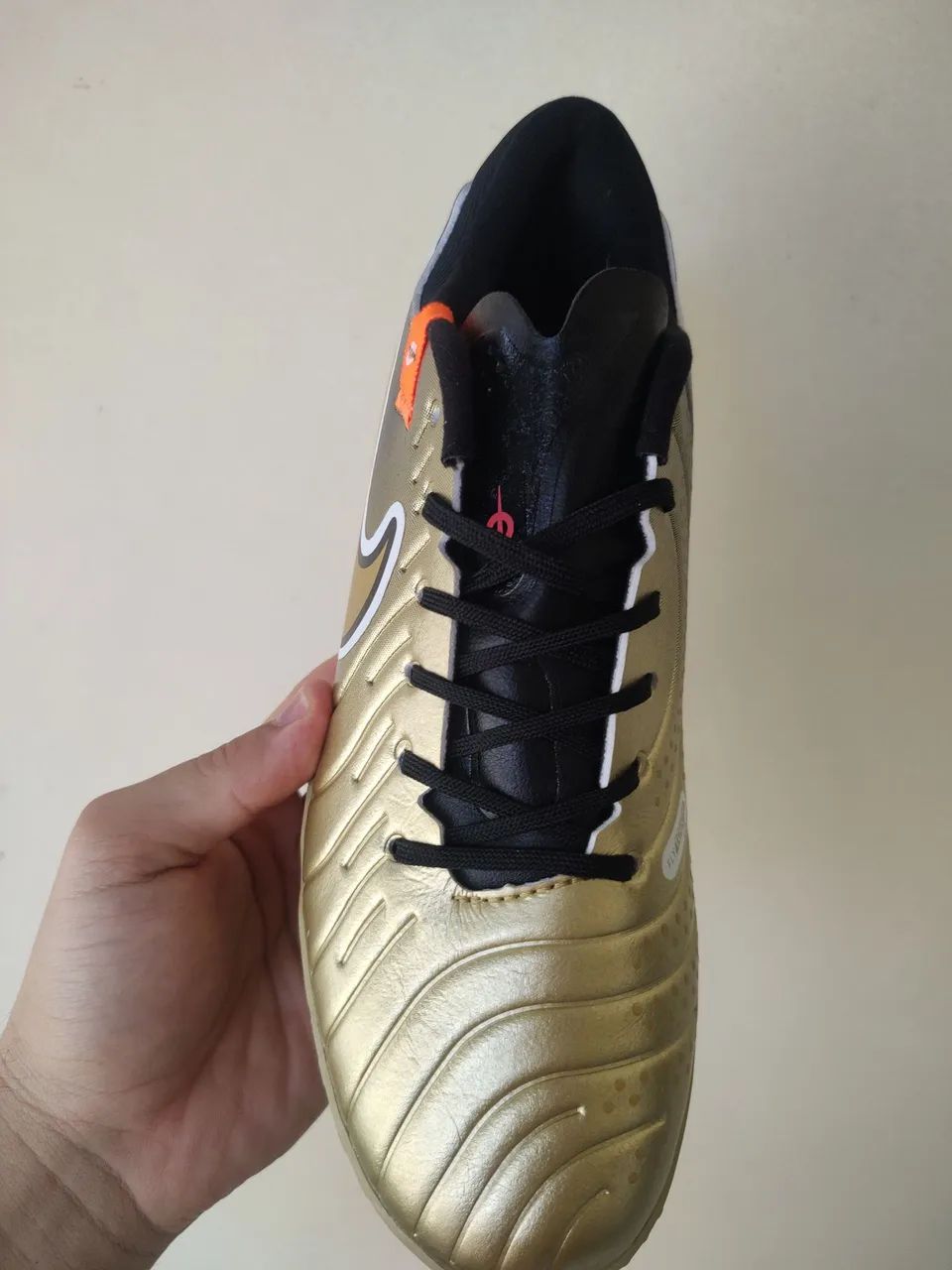 Chuteira Nike Tiempo - Dourada, n° 39. - Foto 3