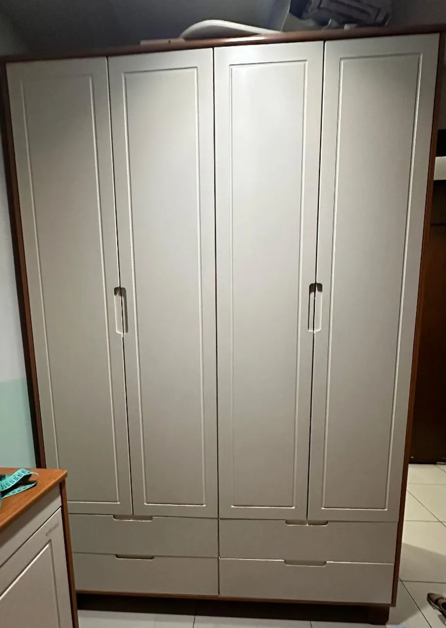 Guarda-Roupa Infantil Cinza com Design Moderno