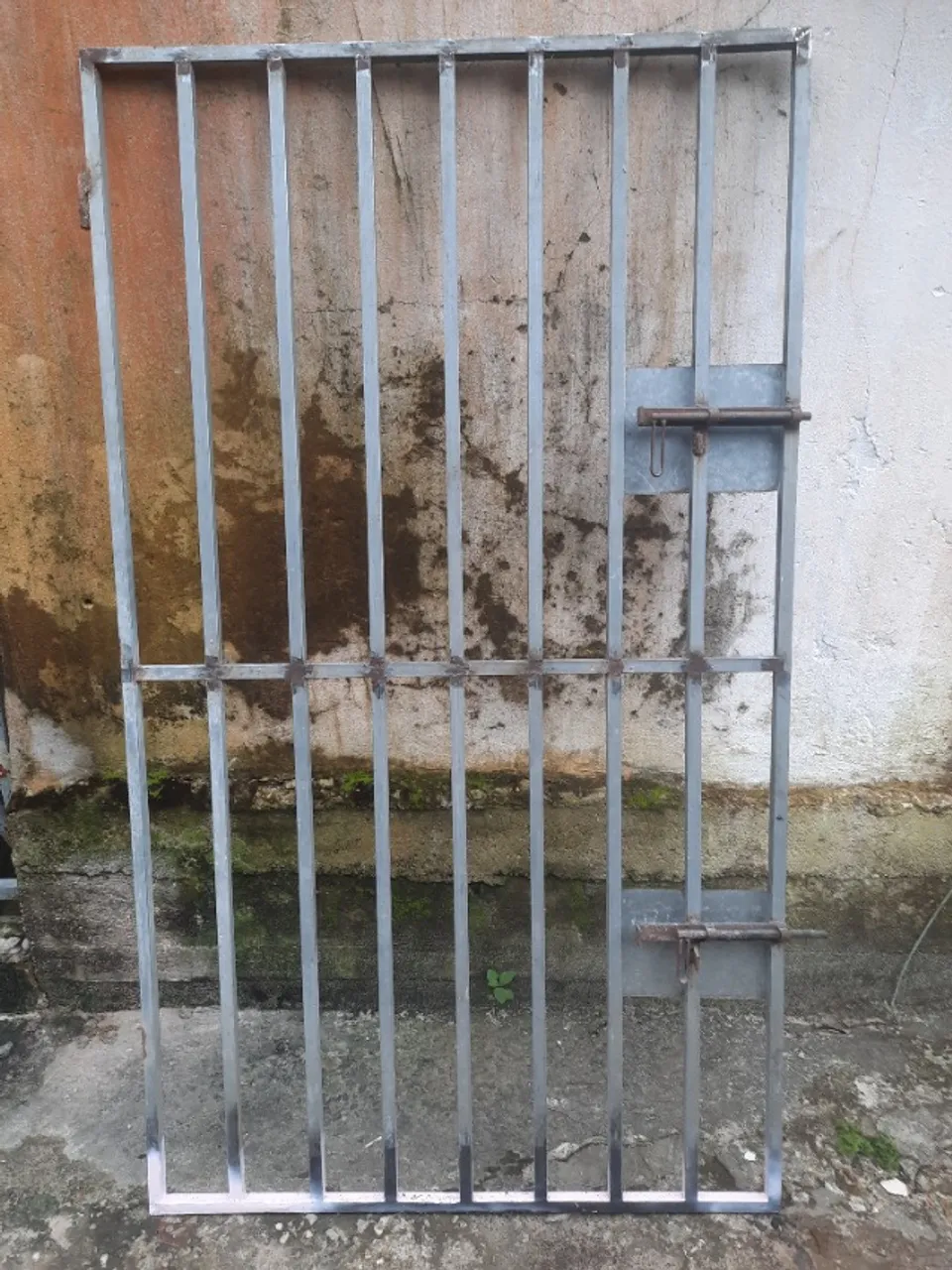 Vende um portão de metalon. De R$ 400,00 Por R$ 380,00