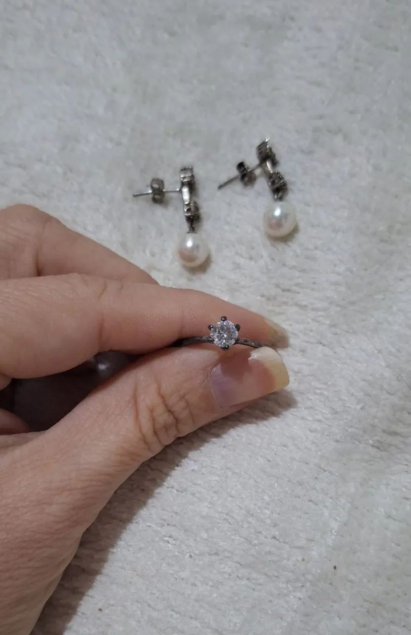  Conjunto Brincos de pérola com detalhes em strass e anel solitário em prata 950 - Foto 5