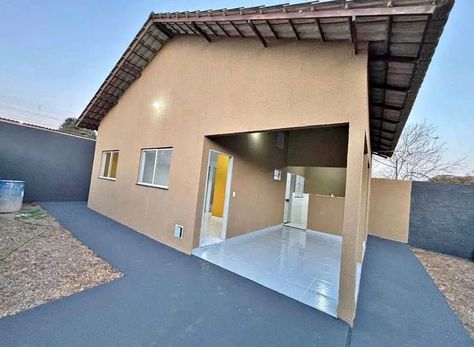 # CASA COM 2 QUANTOS 1 BANHEIRO 