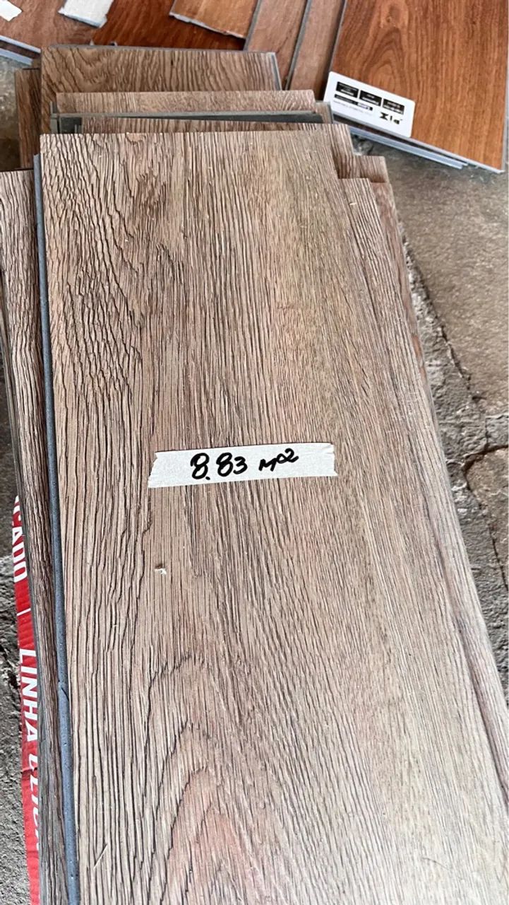 Piso vinílico clicado ,com pequenas avarias,não precisa de manta