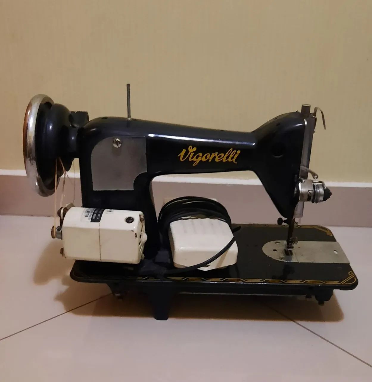 Máquina de Costura Vigorelli Antiga